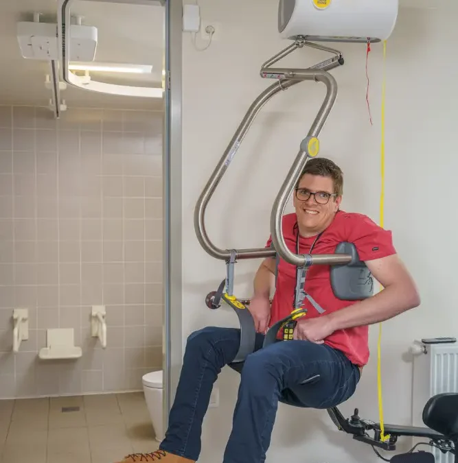 ¿Cómo llevar al baño a una persona que no puede caminar? Soluciones para hacerlo con seguridad