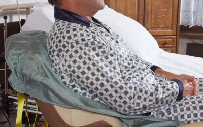 Cómo mover a una persona de la cama a la silla de ruedas sin hacerle daño