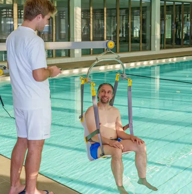 Cómo elegir una grúa de piscina para personas con movilidad reducida